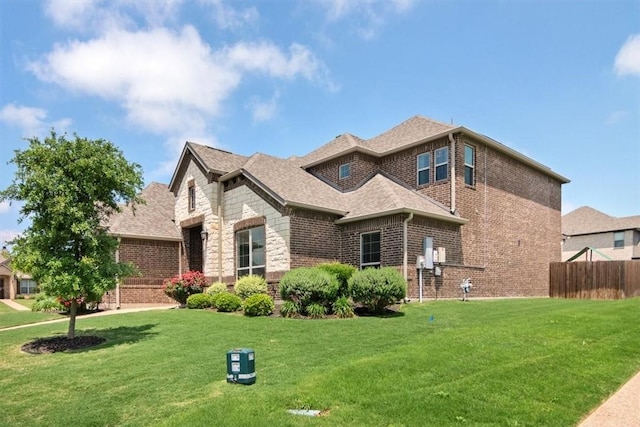 view of front of property featuring a front lawn