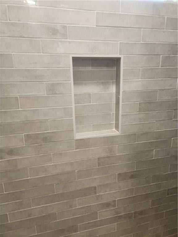 room details featuring a tile shower