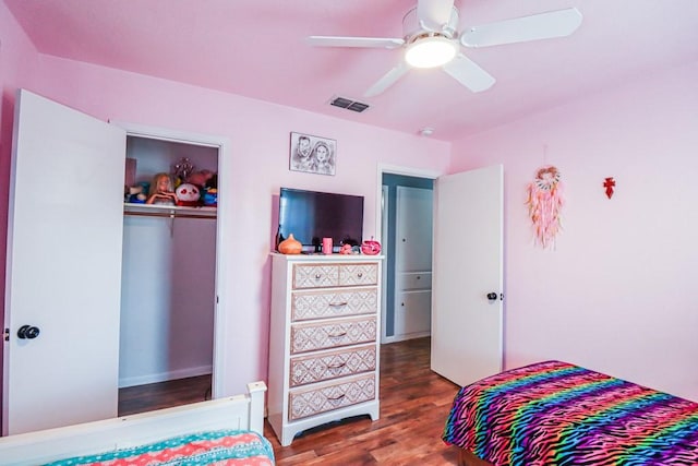 bedroom with ceiling fan, a closet, wood finished floors, and visible vents