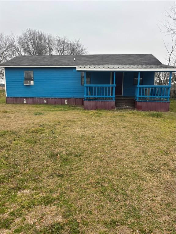 manufactured / mobile home featuring a front lawn