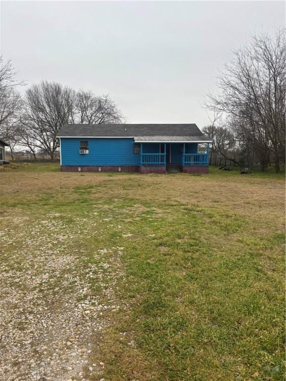 view of front of home featuring a porch and a front lawn