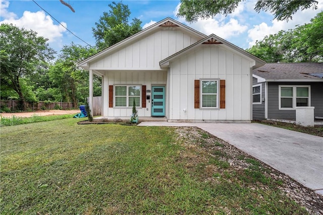 view of front of home featuring a porch and a front yard