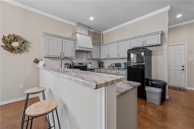 kitchen featuring gray cabinetry, a kitchen breakfast bar, sink, appliances with stainless steel finishes, and kitchen peninsula