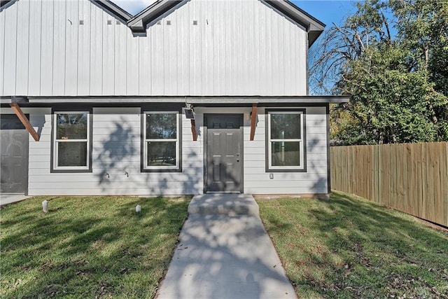 view of front facade with a front yard