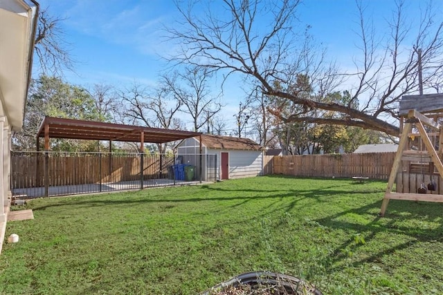 view of yard featuring an outbuilding