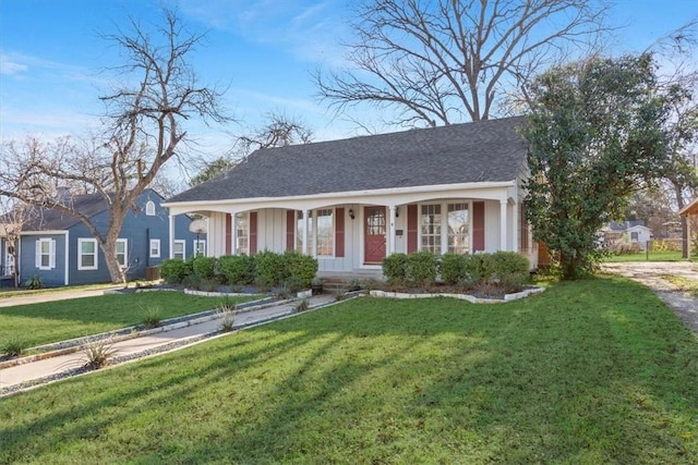 view of front facade with covered porch and a front lawn