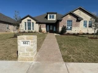 view of front facade featuring a front yard