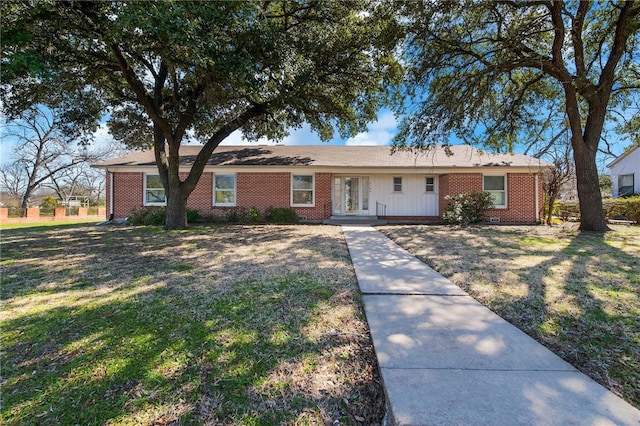 ranch-style home featuring a front lawn