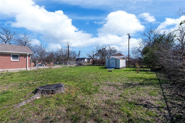 view of yard featuring a storage unit