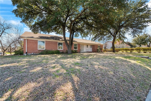 single story home with a front yard