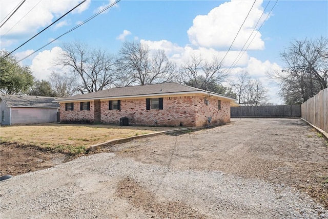 view of front facade with a front yard