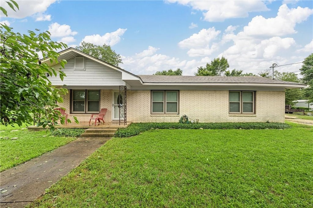 single story home with a front lawn