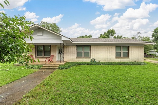 single story home with a front lawn