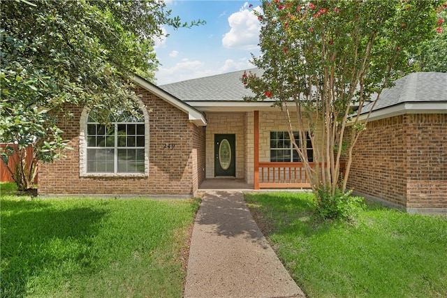 view of front facade featuring covered porch and a front lawn