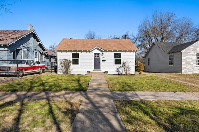 view of front of property featuring a front yard and fence