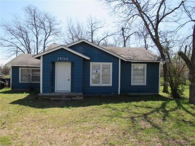 view of front of property with a front lawn