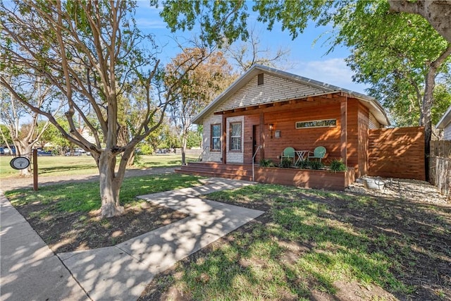 view of front of house featuring a front yard