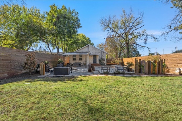 view of yard featuring outdoor lounge area and a patio