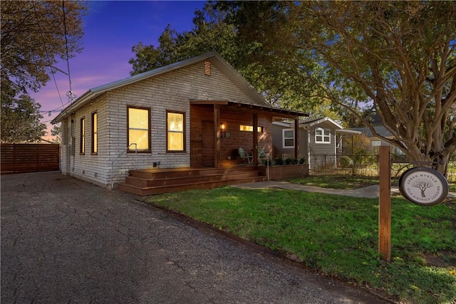 view of front of property featuring a lawn