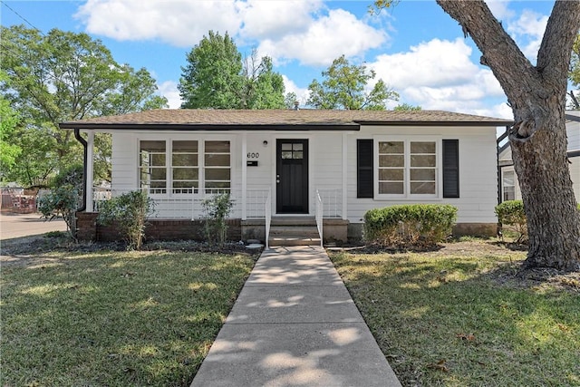 view of front of house featuring a front lawn and covered porch