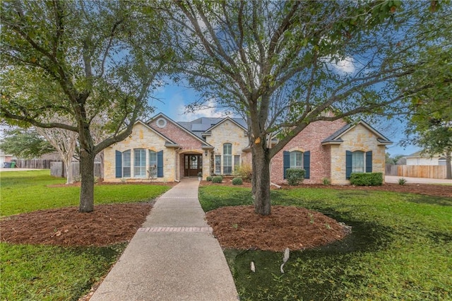 view of front of home featuring a front lawn