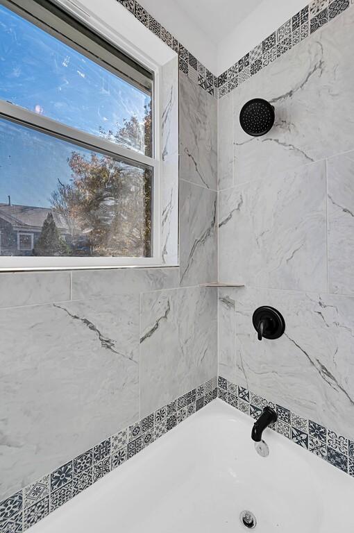 bathroom with tiled shower / bath