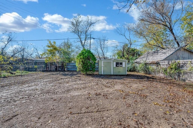 view of yard featuring a storage shed