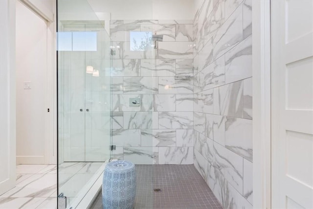 bathroom featuring a tile shower