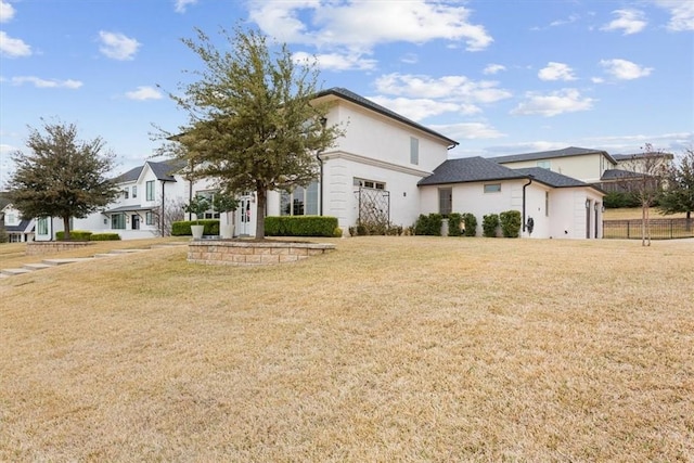 view of front of house featuring a front lawn