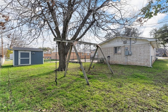 view of yard featuring a shed