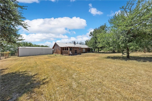 view of yard featuring an outdoor structure