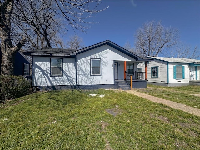 view of front of property featuring covered porch and a front yard