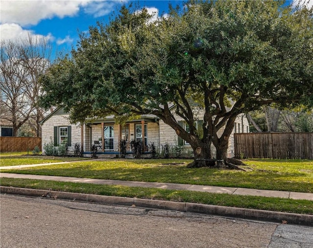 view of front of house featuring a front lawn and covered porch