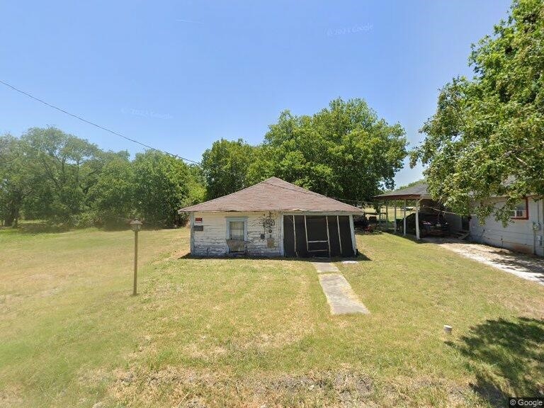 view of yard featuring a carport