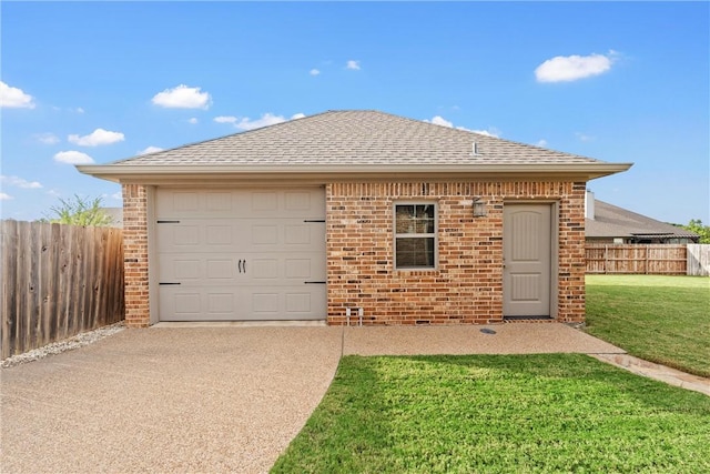 single story home featuring a front lawn