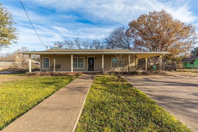 view of front facade featuring covered porch and a front yard