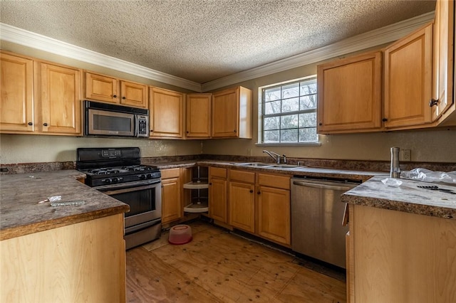 kitchen featuring appliances with stainless steel finishes, a textured ceiling, crown molding, sink, and light hardwood / wood-style flooring