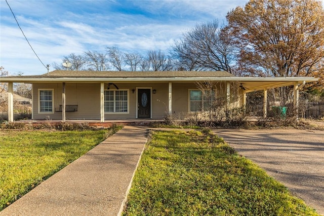 view of front of property featuring a porch and a front lawn