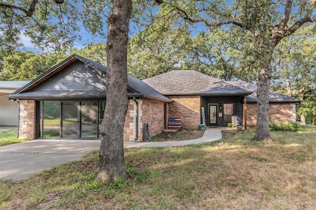 view of front of house featuring a carport and a front yard