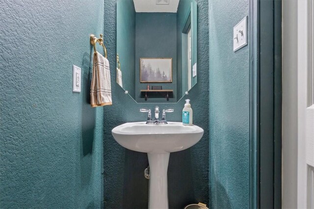 bathroom featuring a textured wall