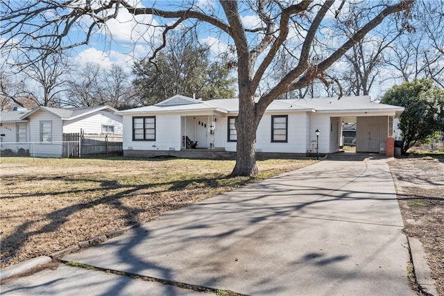 view of front of house featuring a front yard, driveway, and fence