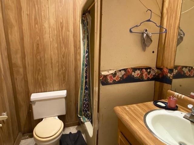 full bathroom featuring a shower with shower curtain, vanity, and toilet