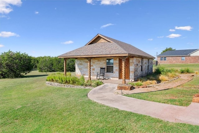 view of front of property featuring a front yard