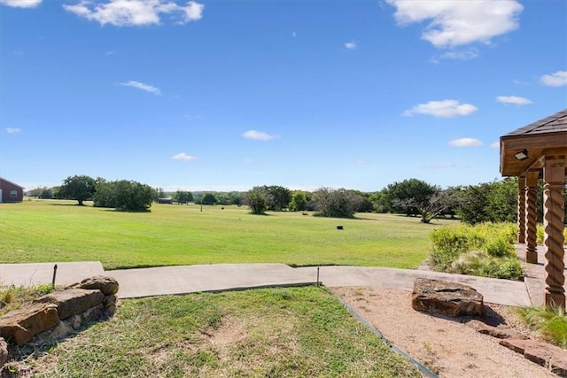 view of yard featuring a rural view