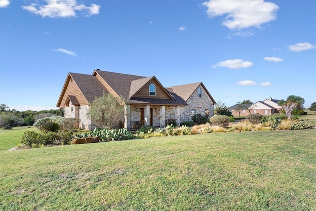 view of front of property featuring a front lawn