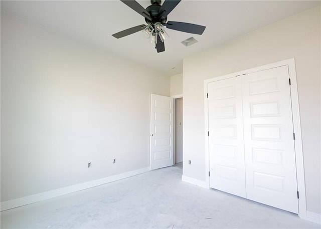 unfurnished bedroom featuring ceiling fan and a closet