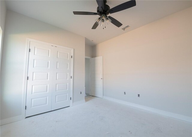 unfurnished bedroom with ceiling fan and a closet