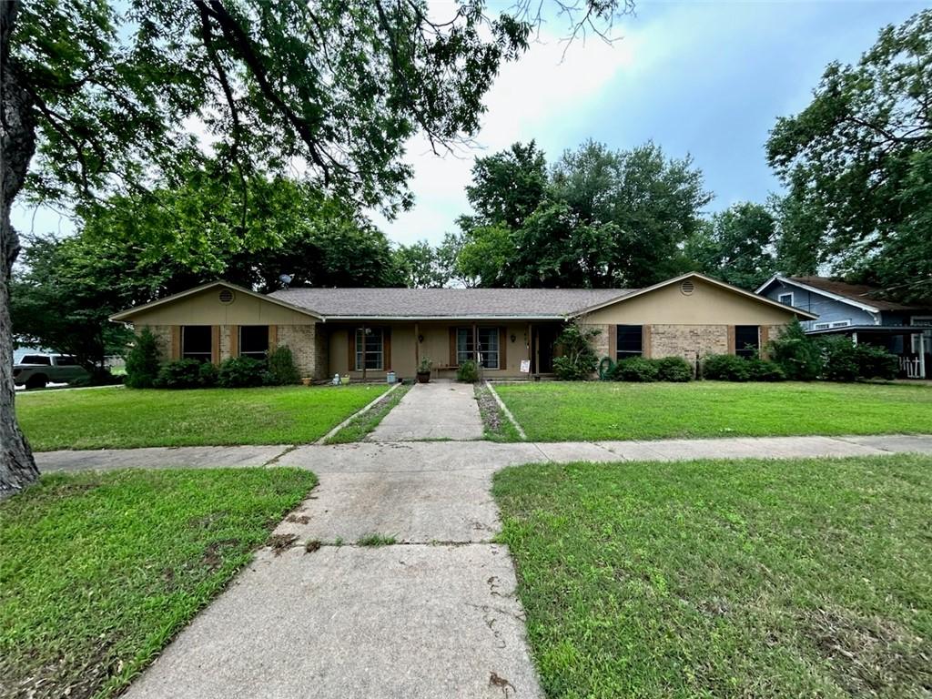 ranch-style house featuring a front yard