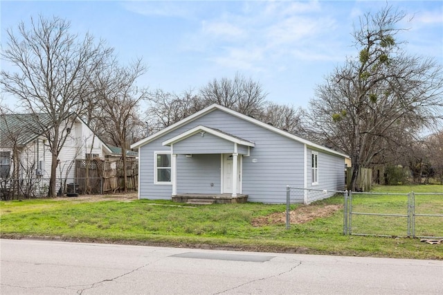 bungalow-style house featuring a front lawn