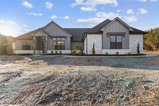 view of modern farmhouse style home